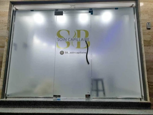 Habillage vitrine autocollant sablé
