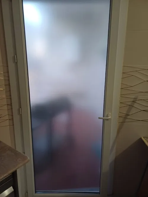 Habillage vitrine autocollant sablé