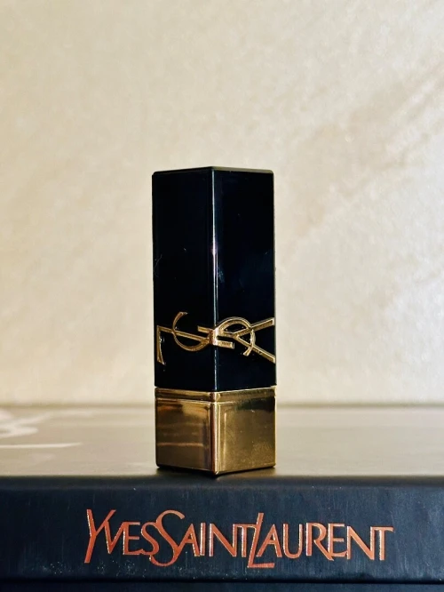 coffret de parfums- rouge à lèvre et fond de teint