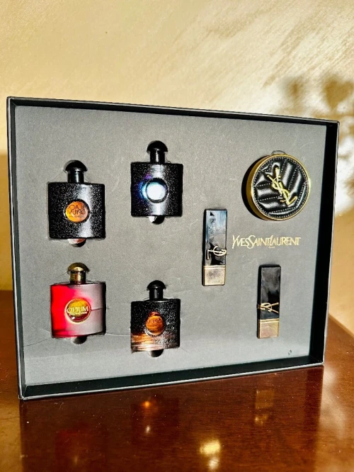 coffret de parfums- rouge à lèvre et fond de teint
