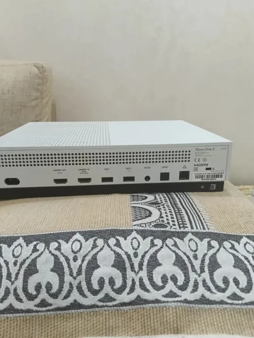 XBOX One S / PlayStation 4 avec Jeux et CD  