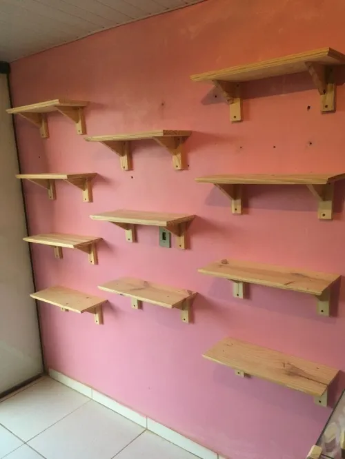 Étagère murale en bois rouge