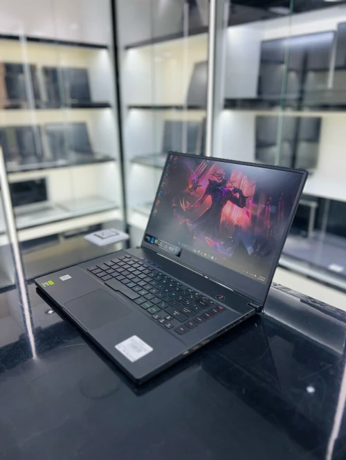 ASUS ROG ZEPHYRUS I7-10875H 16GB 1TB SSD RTX 2070 MAX Q DESIGN 8 GB 240Hz