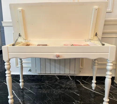 Un très jolie bureau ouvrant