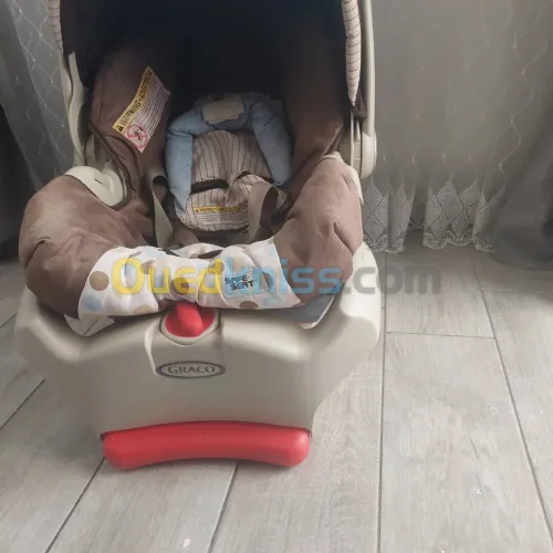 À VENDRE  Siège bébé avec socle Graco (type landau) en Excellent état