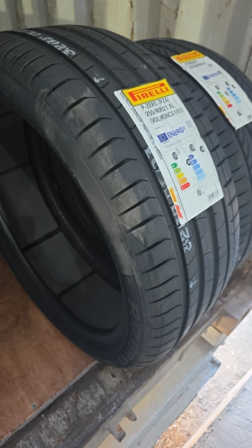 255/40 R21 Pirelli