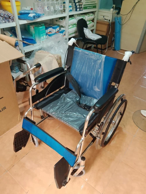 FAUTEUIL ROULANT AVEC Double FREIN et ceinture de sécurité كرسي متحرك ذات مكبحين وحزام الامن
