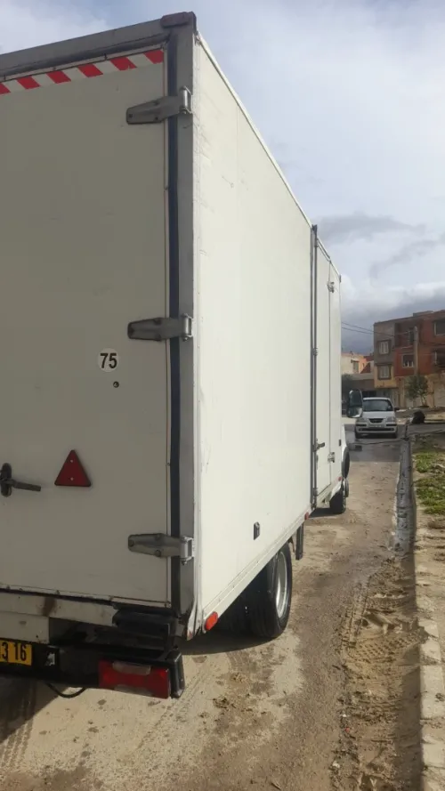 Location fourgon Iveco sans chauffeur équipé caisse conteneur