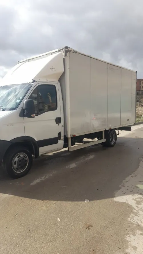 Location fourgon Iveco sans chauffeur équipé caisse conteneur