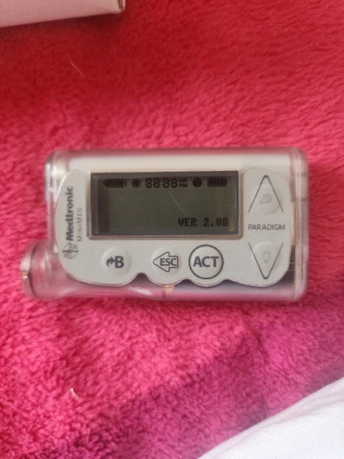 pompe à insuline Medtronic MiniMed / Paradigm Veo avec accessoires.