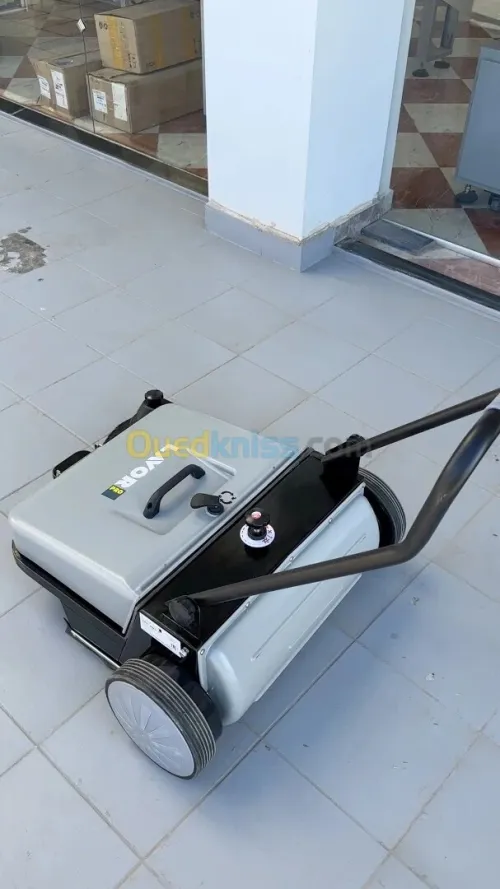 Balayeuse accompagnée professionnelle LAVOR BSW 651 M