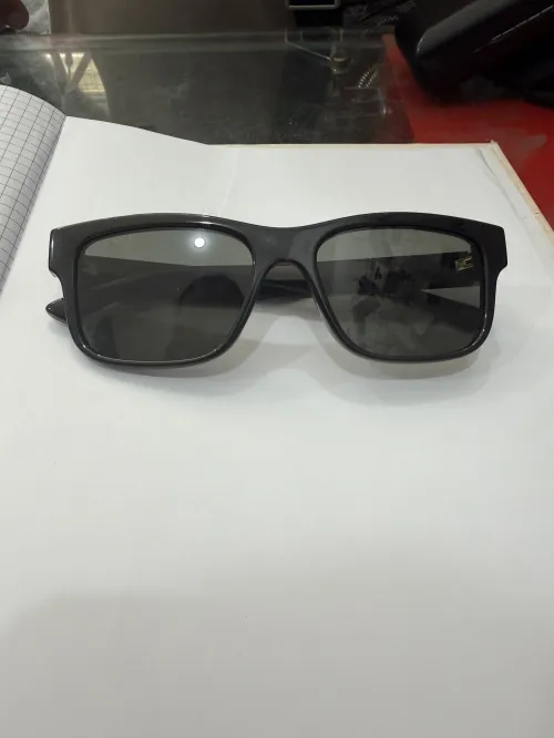 Une paire de lunettes de soleil de la marque Gucci