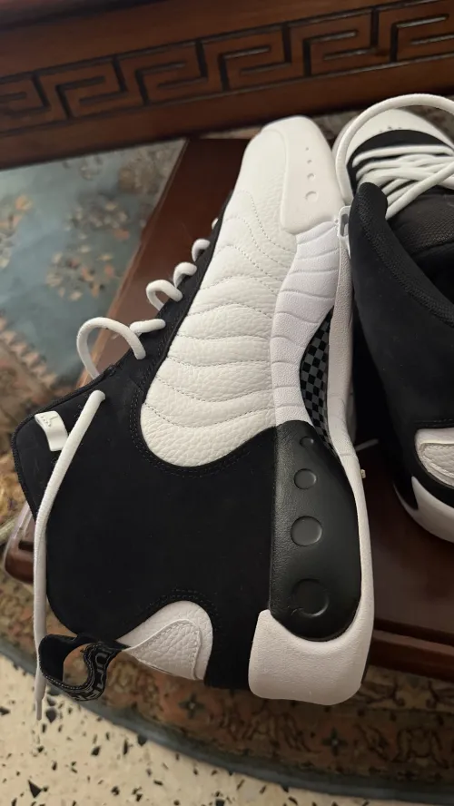 Une paire de baskets de marque Jordan