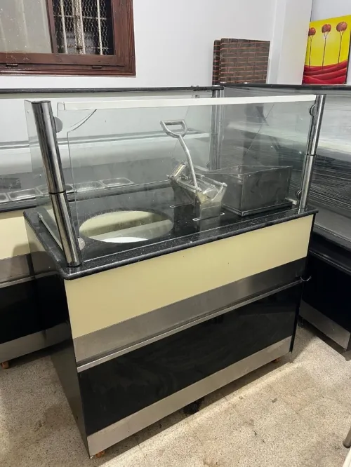 haute , pétrin, 15 chaise ,les tables, comptoirs , caisse, plaque chauffante a gaz  , evier ....