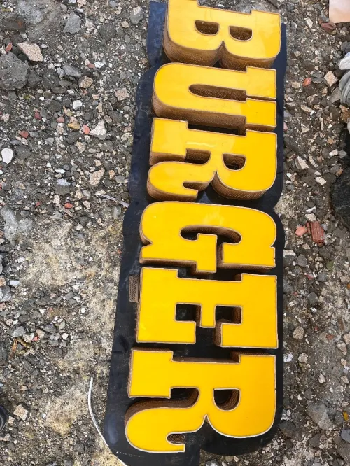 PANNEAU PUBLICITAIRE LUMINEUX 