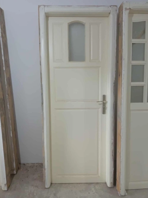 Portes en bois rouge