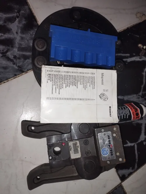 Outils pour pressé des raccord de tuyauterie
