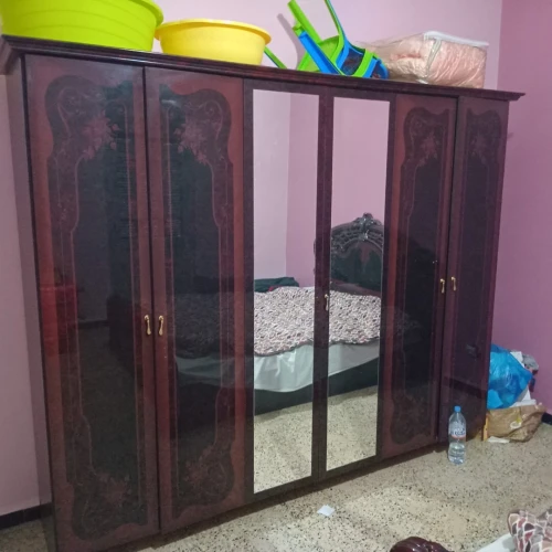 Deux tables de nuit et un lit et armoire