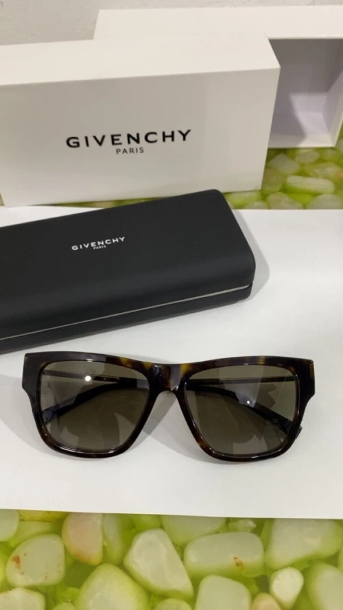 Givenchy - Carrera