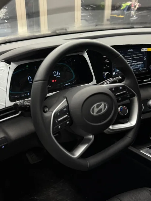 Hyundai ELANTRA 2025 