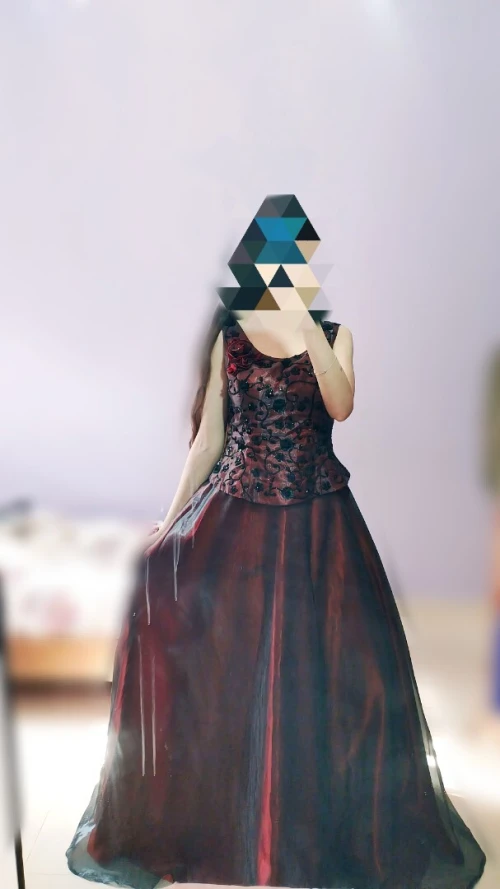 Des robes de soirée en très bon état ou neuves sont disponibles