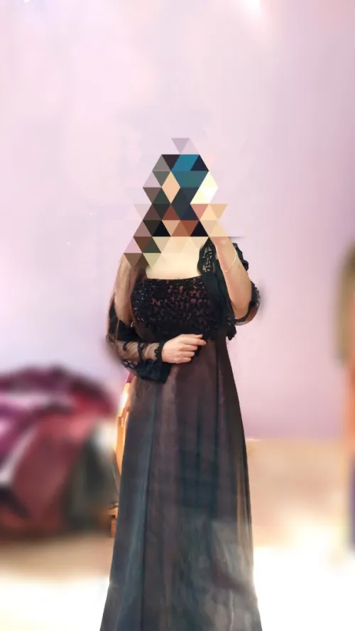 Des robes de soirée en très bon état ou neuves sont disponibles