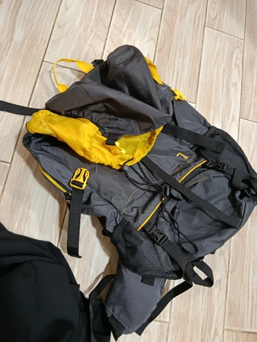 sac de randonnée National Geographic de 50 litres, caractérisé par son coloris gris et jaune.