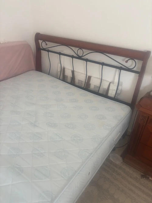 Un lit double avec matelas orthopédique