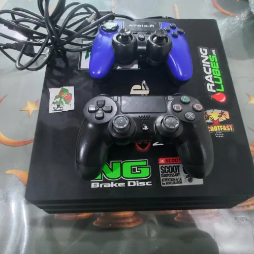 PS4 PRO 1 TERA et 2 Manettes