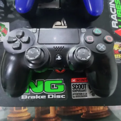 PS4 PRO 1 TERA et 2 Manettes