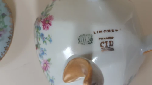 Élégant pot couvert tripode en Porcelaine de Limoges, motifs floraux, estampillée ULIM
