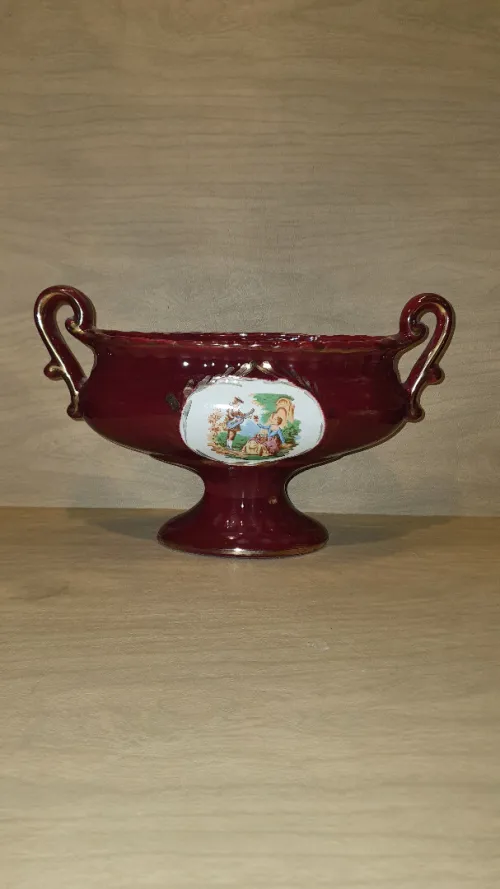 Ensemble vintage en céramique bordeaux Vase amphore & coupe, Style romantique/ rococo, scène galante