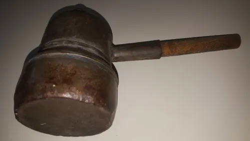 Vintage lampe à carbure de champignonniste BOUTHIER en cuivre à manche bois, objet de curiosité. 