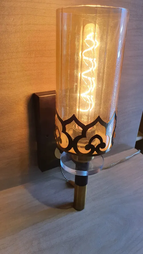 Applique murale doré très chic avec interrupteur à tirette , belle lumière d'ambience 