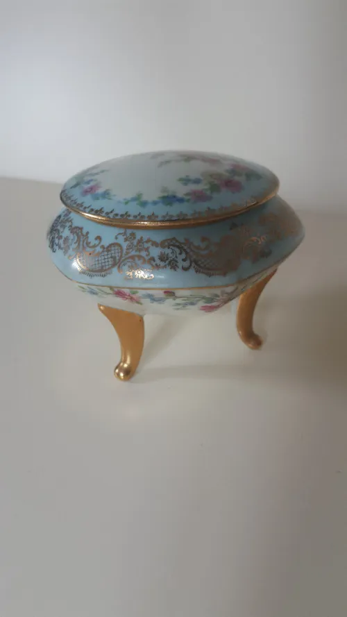 Élégant pot couvert tripode en Porcelaine de Limoges, motifs floraux, estampillée ULIM