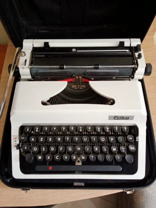 Machine à écrire allemande Dactylo Erika avec étui rigide d'origine LIQUIDATION