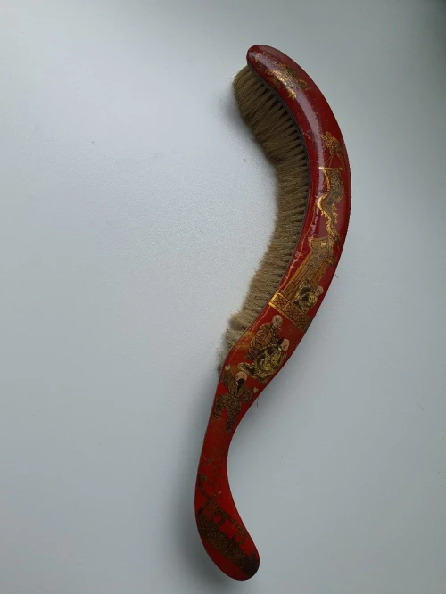 Ancienne brosse pour ramasse miettes. Décore chinois de scènes peinte 