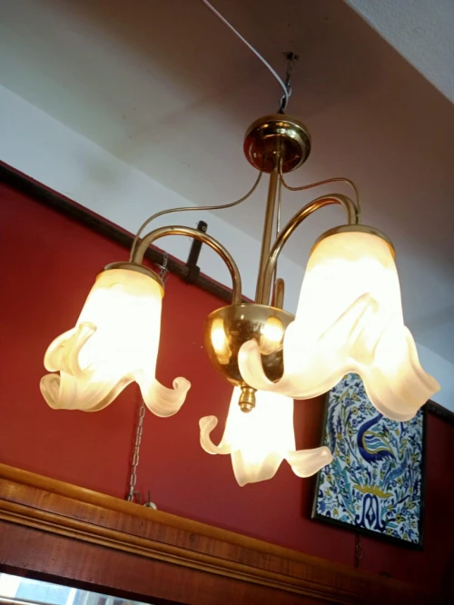 Élégant lustre suspension en laiton avec 3 tulipes en verre soufflé de Murano Italie LIQUIDATION