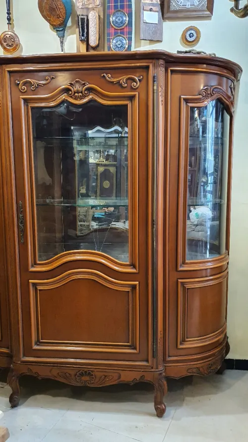 Argentier Vitrine demi-lune style Louis XV en merisier 