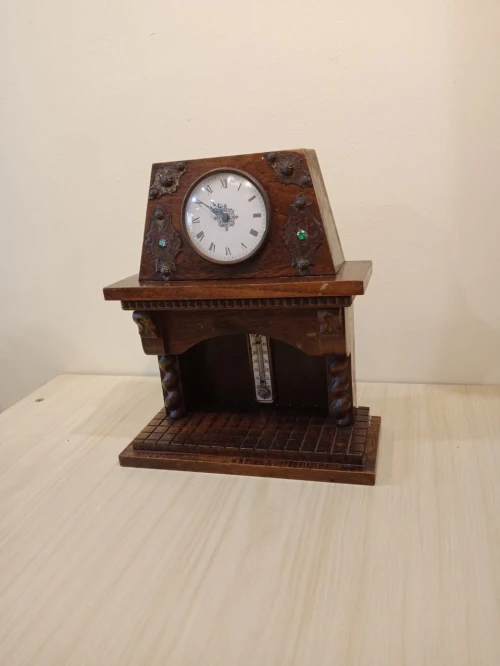 vintage thermomètre et horloge bois en forme cheminée