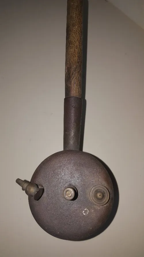 Vintage lampe à carbure de champignonniste BOUTHIER en cuivre à manche bois, objet de curiosité. 
