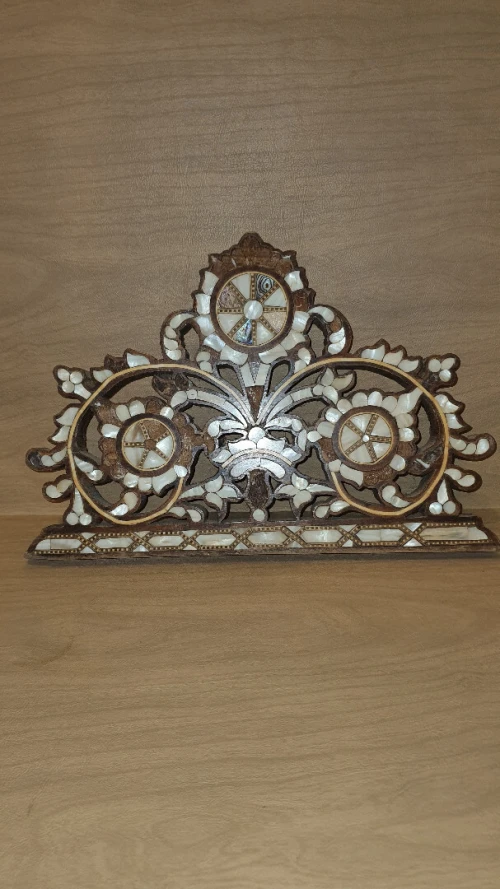 Ancien Ornement de meuble oriental en bois incrusté de nacre.