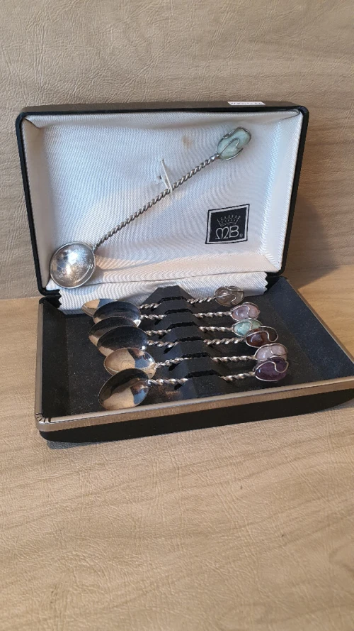 Coffret cuillères de collection avec des pierres semi précieuses MB, jade, Améthyste, ..