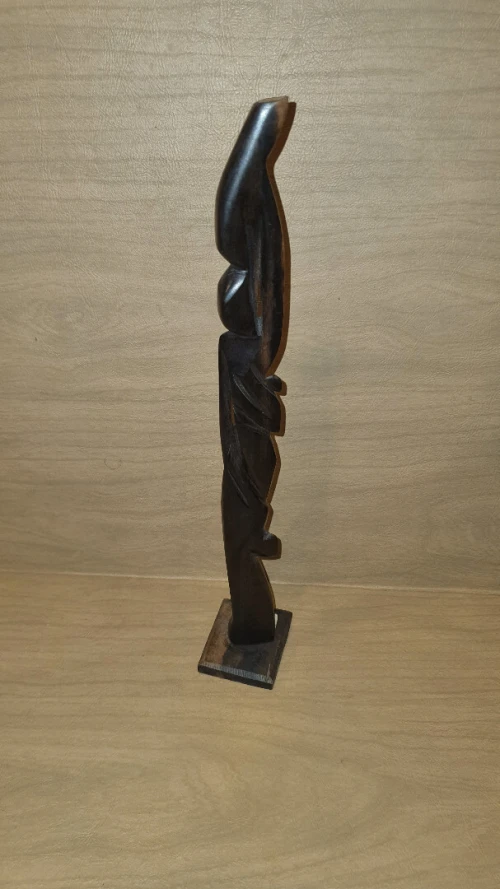 Statuette d'art contemporain africain, la porteuse d'eau en ébene. 