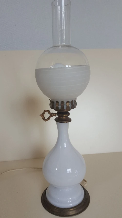 Lampe à pétrole électrifiée style Napoléon III en opaline et laiton fin XIXe  