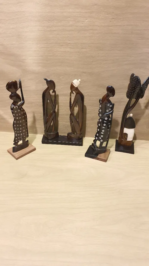 Trés belle collection de Statuettes africaines sculptées  en os representant la vie de village.