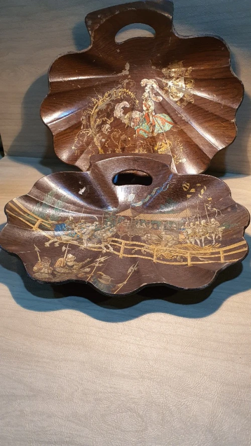 Très belles corbeilles Napoléon III, forme coquille. XIXème siècle, décor chevalier armure 
