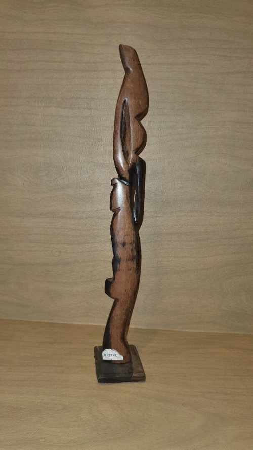 Statuette d'art contemporain africain, la porteuse d'eau en ébene. 