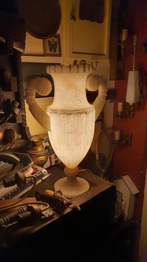 Vase Médicis en albâtre formant une vasque éclairante, vers 1930, lampe