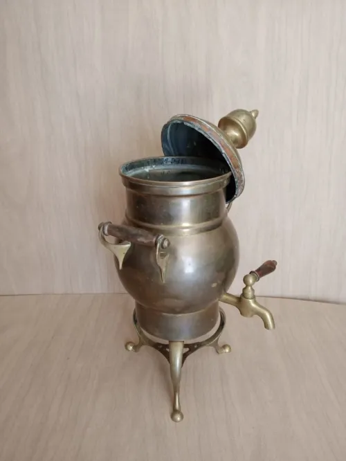 Ancien petit Samovar en bronze / Laiton avec manche robinet en bois 